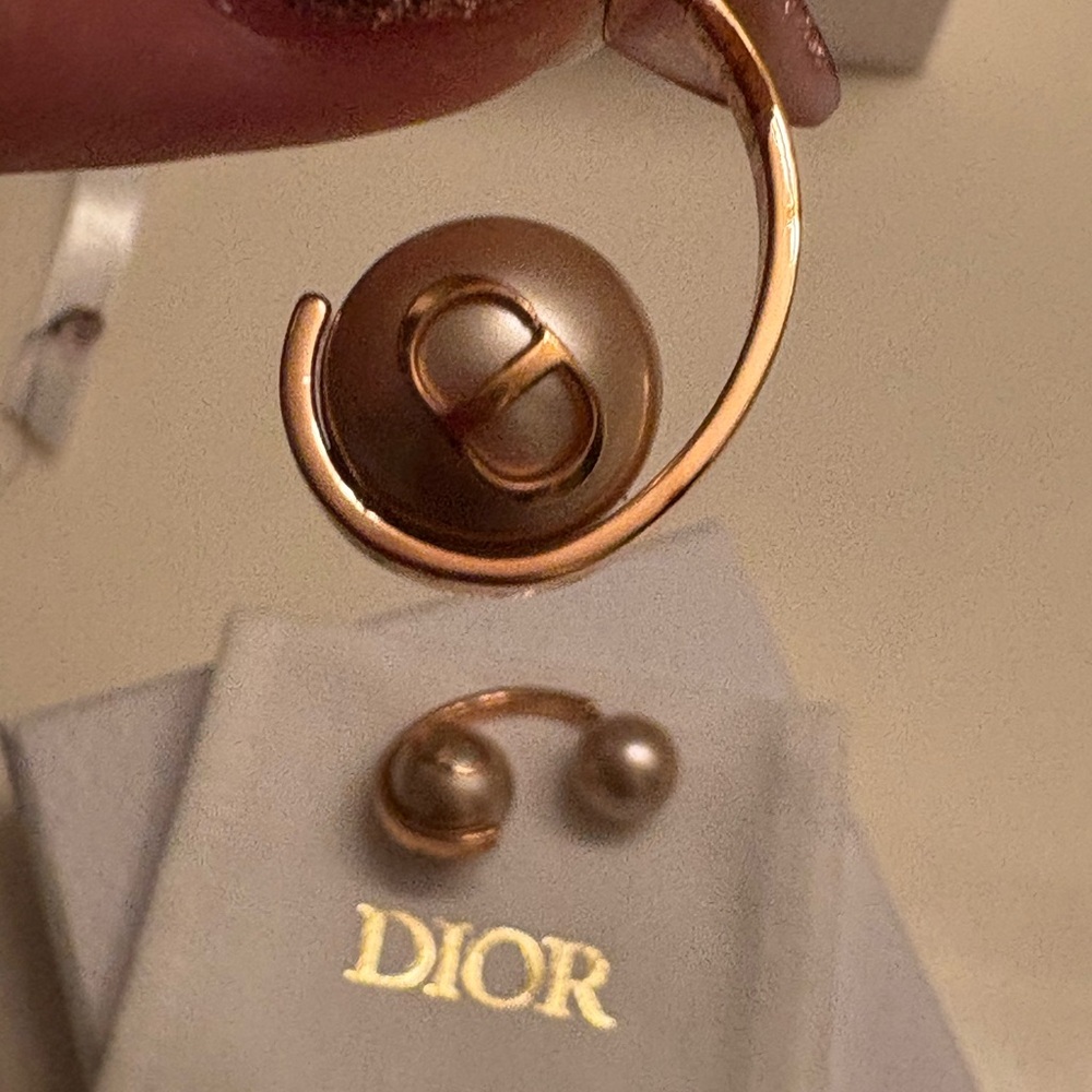 Dior rose Gold Earrings with pearl Design - Picture 5 of 8